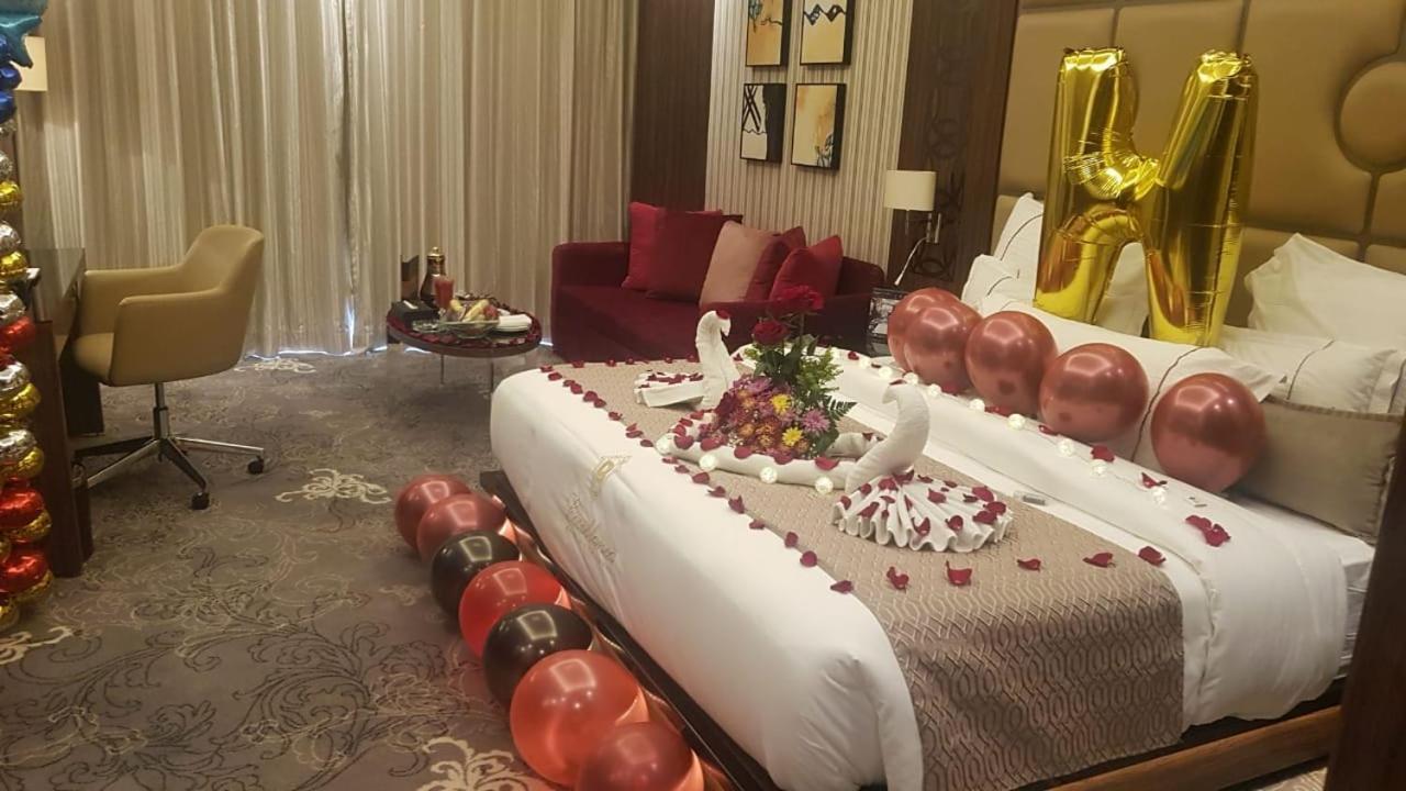 Casablanca Grand Hotel Jiddah Esterno foto A bedroom decorated for a honeymoon