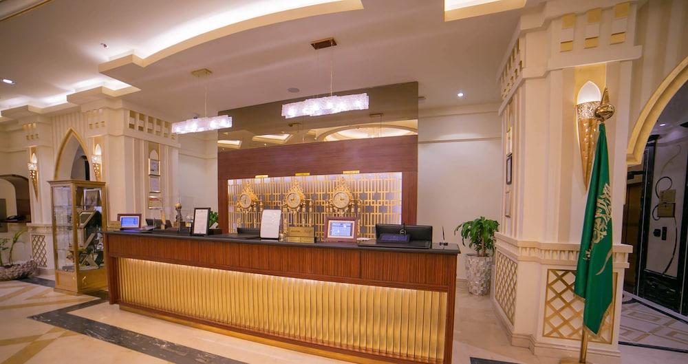 Casablanca Grand Hotel Jiddah Esterno foto Reception desk at a hotel