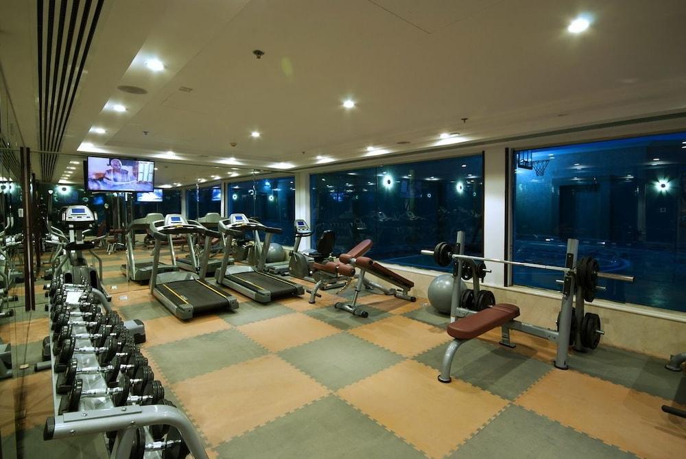 Casablanca Grand Hotel Jiddah Esterno foto The gym at the hotel
