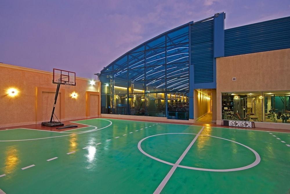 Casablanca Grand Hotel Jiddah Esterno foto Basketball court