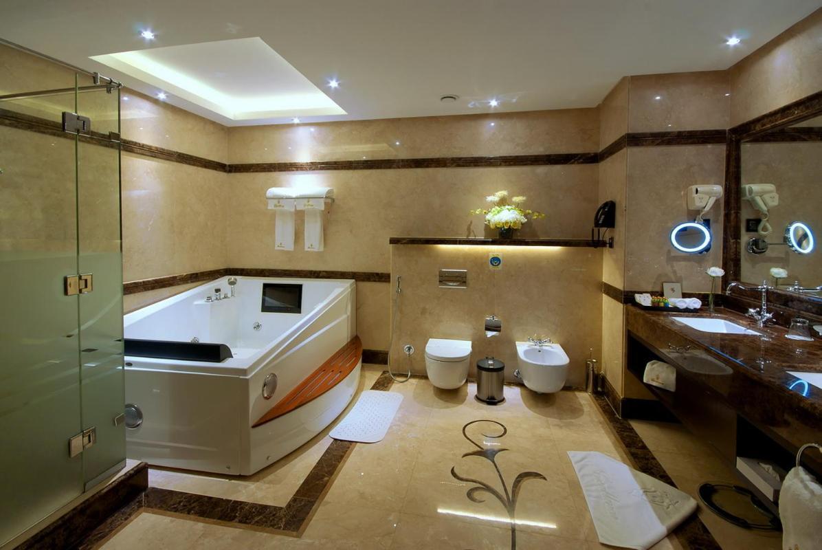 Casablanca Grand Hotel Jiddah Esterno foto A modern bathroom