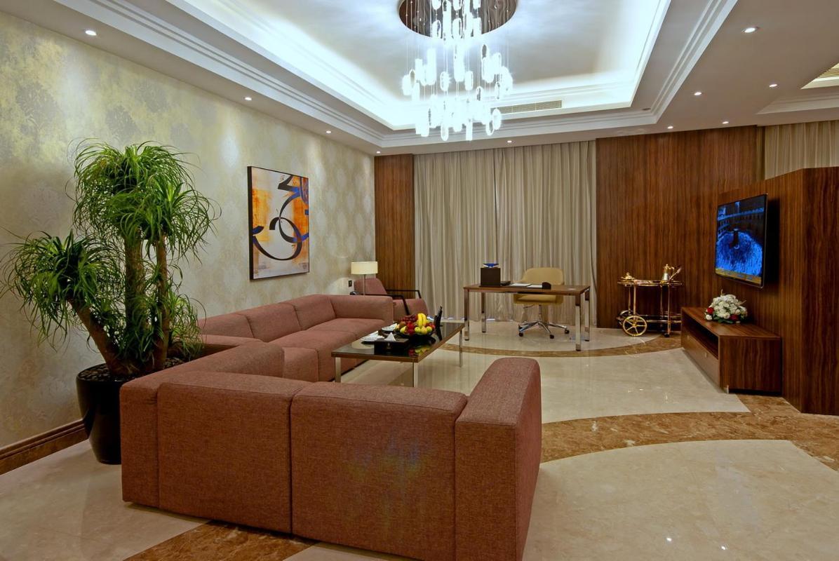 Casablanca Grand Hotel Jiddah Esterno foto A living room
