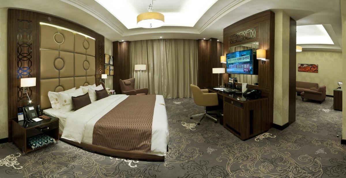 Casablanca Grand Hotel Jiddah Esterno foto A room at the hotel