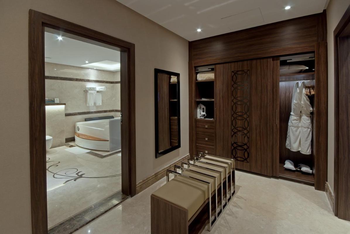 Casablanca Grand Hotel Jiddah Esterno foto A bathroom in a luxury hotel