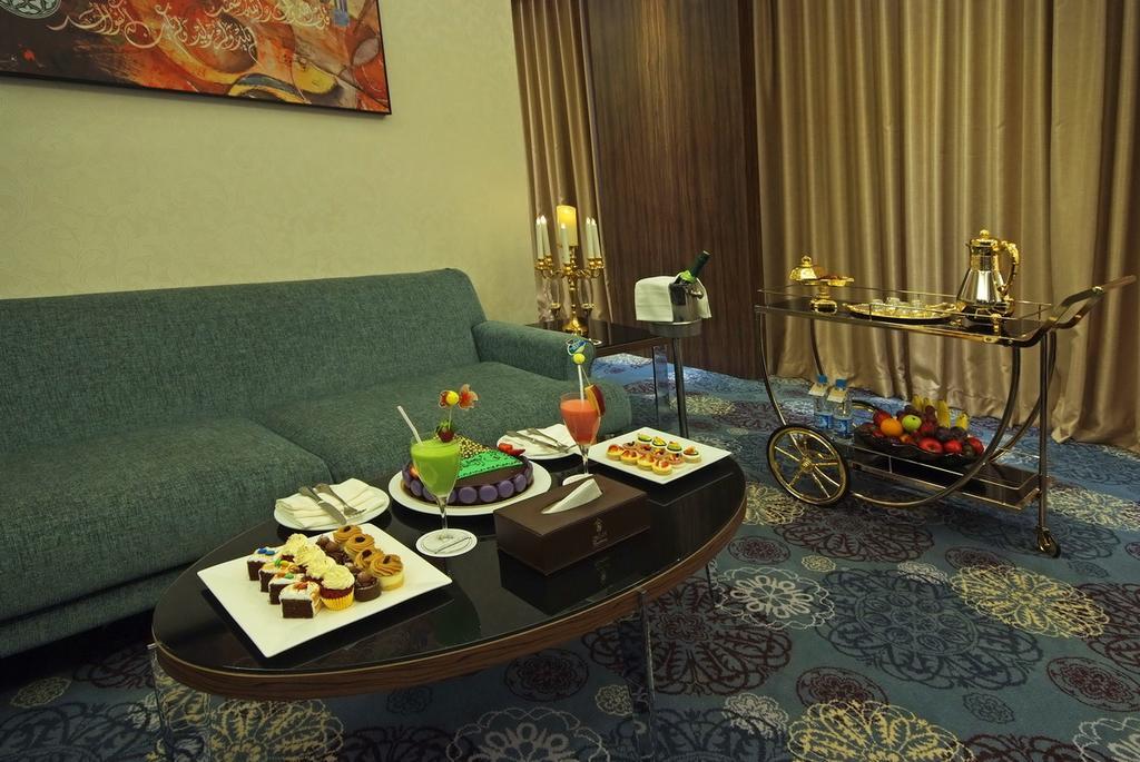 Casablanca Grand Hotel Jiddah Esterno foto A tea trolley