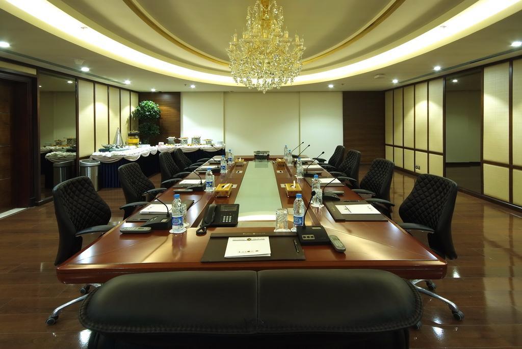 Casablanca Grand Hotel Jiddah Esterno foto Boardroom