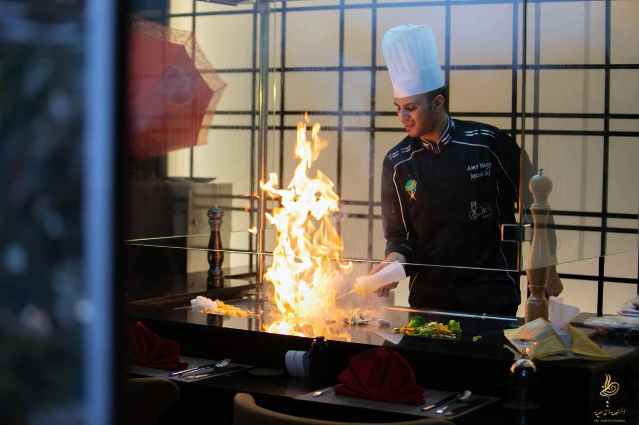 Casablanca Grand Hotel Jiddah Esterno foto A chef cooking with a flaming wok