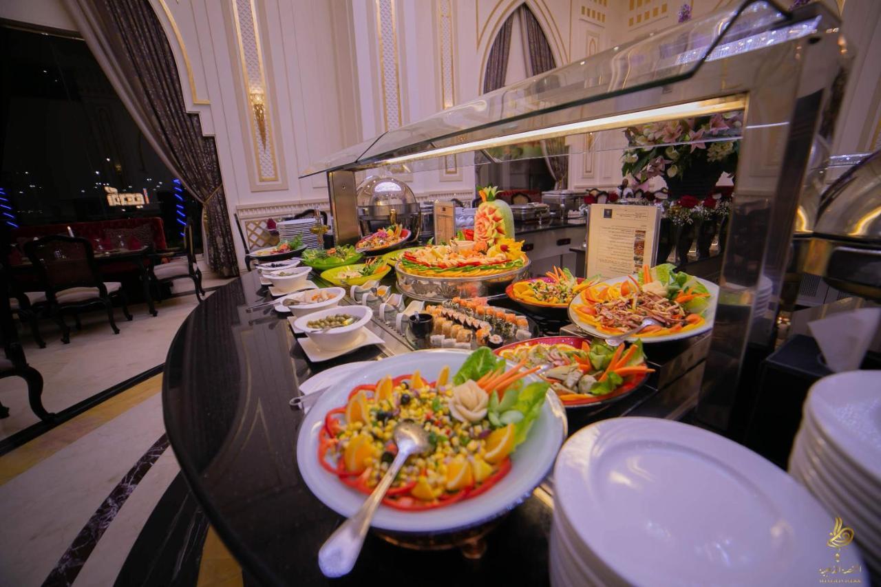 Casablanca Grand Hotel Jiddah Esterno foto A buffet at a hotel