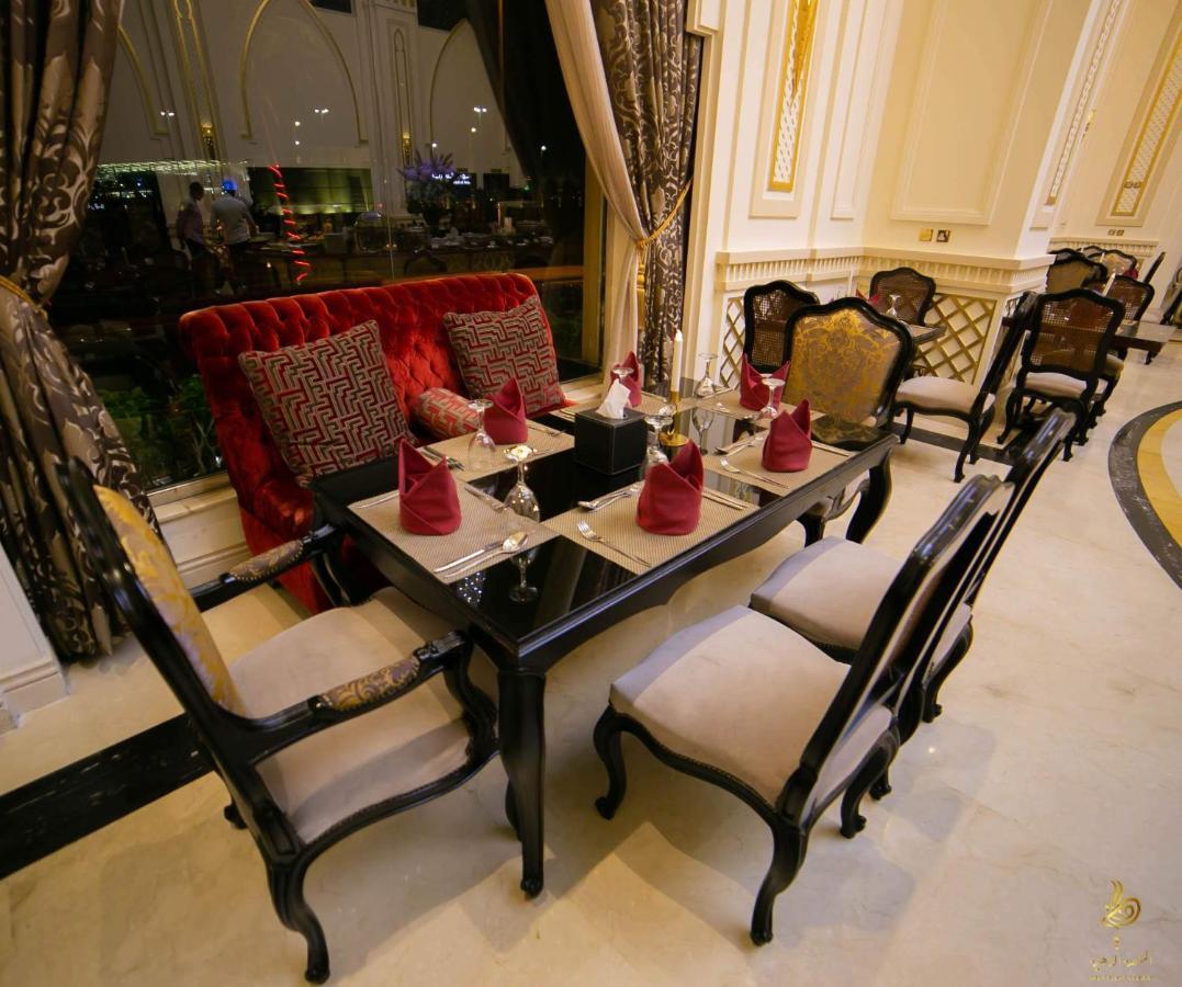 Casablanca Grand Hotel Jiddah Esterno foto A table set for dinner