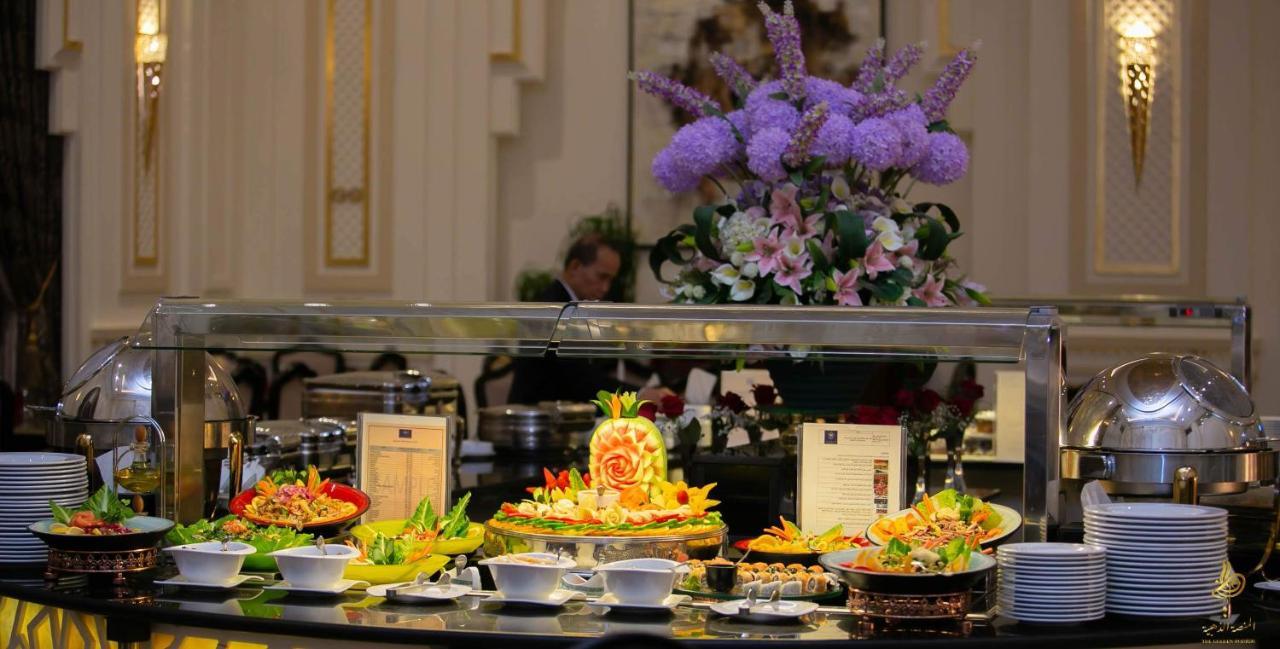 Casablanca Grand Hotel Jiddah Esterno foto A buffet at a hotel